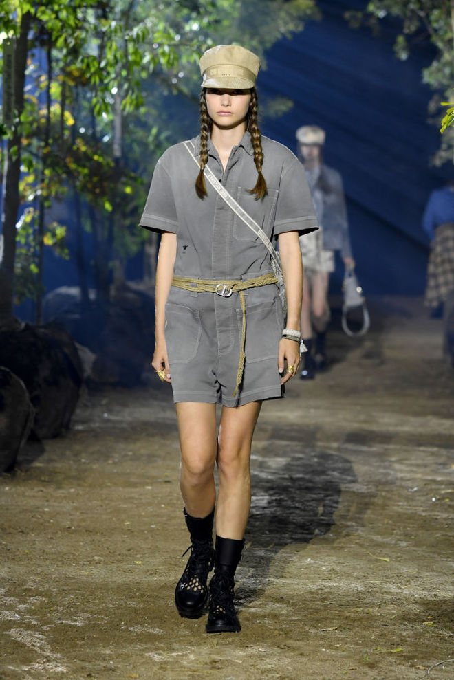 Коллекция Dior SS20: дефиле в весеннем саду и соломенные шляпки на моделях