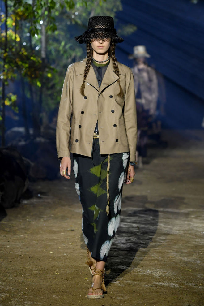 Коллекция Dior SS20: дефиле в весеннем саду и соломенные шляпки на моделях
