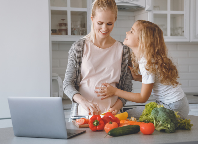 Кроме алкоголя: какие продукты нельзя есть беременным