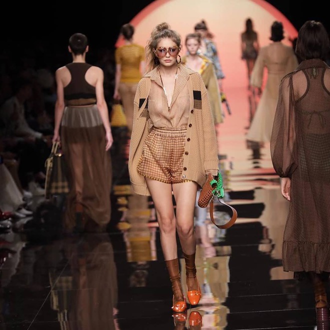 Max Mara, Emporio Armani и Fendi – модные показы второго дня Недели моды в Милане 2019