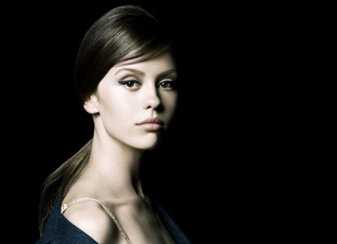 Миа Васиковска и Миа Гот снялись для Prada La Femme