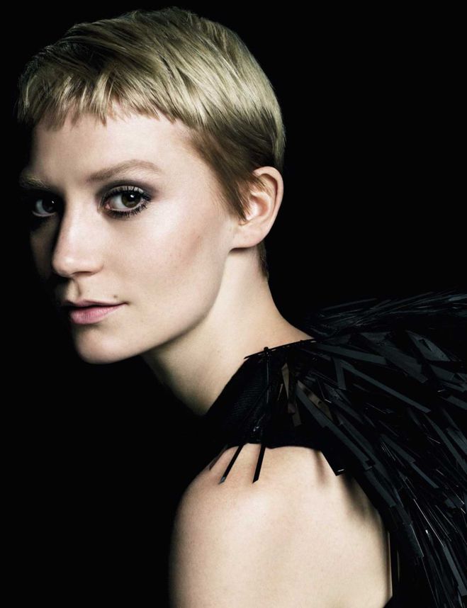 Миа Васиковска и Миа Гот снялись для Prada La Femme