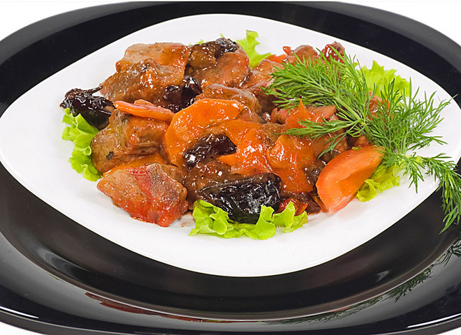 Мясо с черносливом и томатами