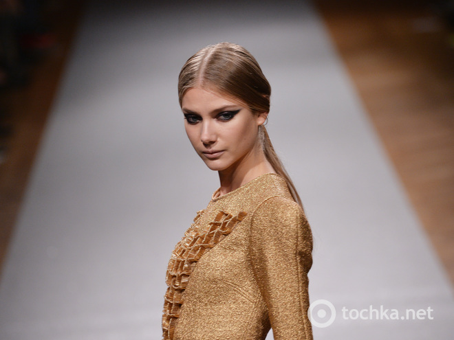 Paris Fashion Week: «кошачьи стрелки» и «конский хвост» - тренд зимнего сезона