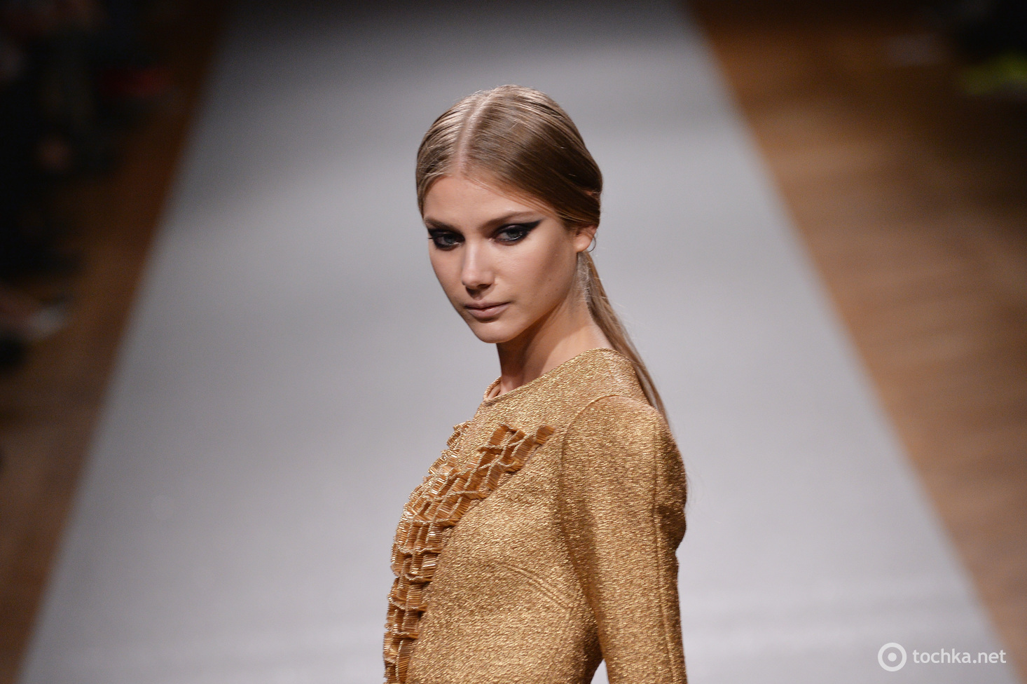 Paris Fashion Week: «кошачьи стрелки» и «конский хвост» - тренд зимнего сезона