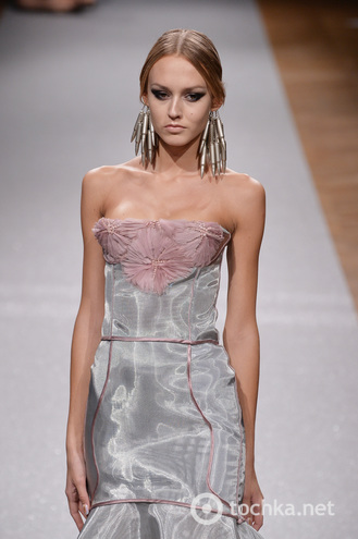 Paris Fashion Week: «кошачьи стрелки» и «конский хвост» - тренд зимнего сезона