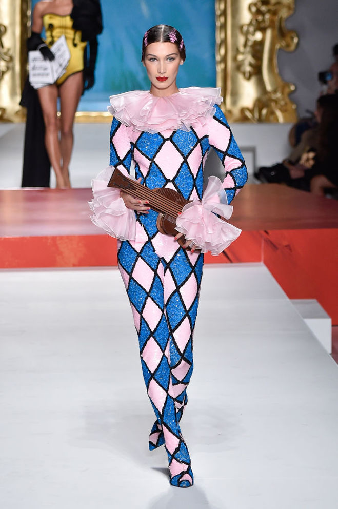 Показ Moschino SS20: Джиджи Хадид в свадебном платье и Ирина Шейк в роли дирижера