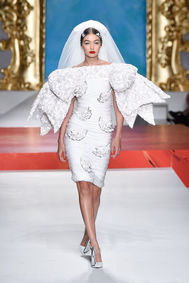 Показ Moschino SS20: Джиджи Хадид в свадебном платье и Ирина Шейк в роли дирижера