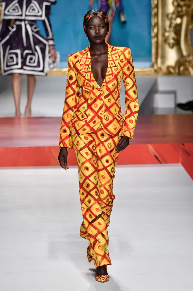 Показ Moschino SS20: Джиджи Хадид в свадебном платье и Ирина Шейк в роли дирижера