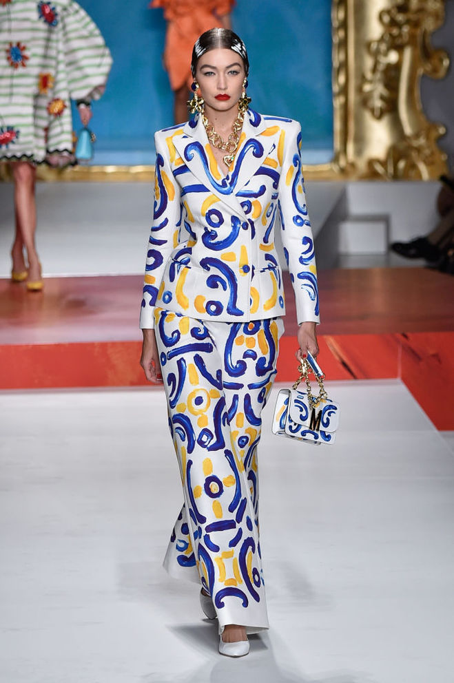 Показ Moschino SS20: Джиджи Хадид в свадебном платье и Ирина Шейк в роли дирижера