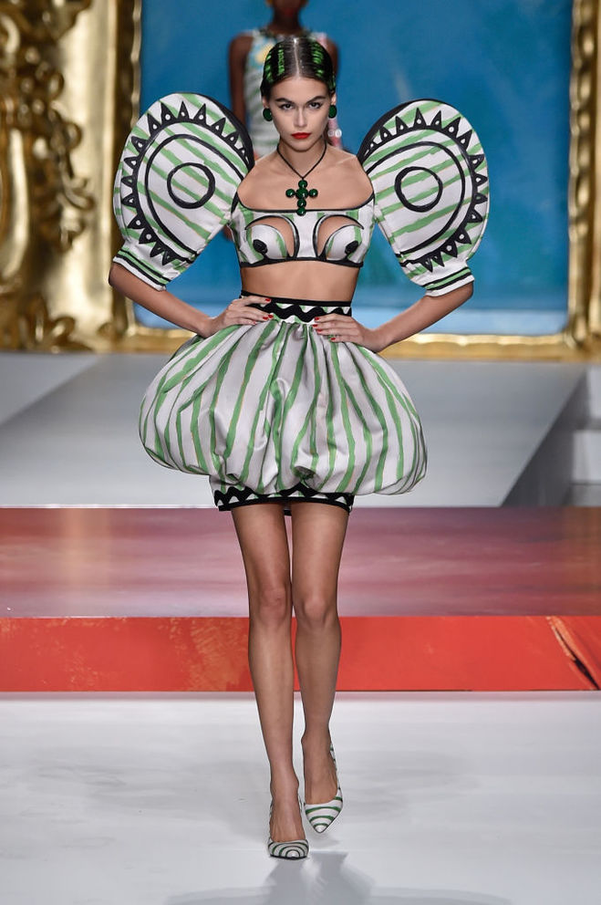 Показ Moschino SS20: Джиджи Хадид в свадебном платье и Ирина Шейк в роли дирижера