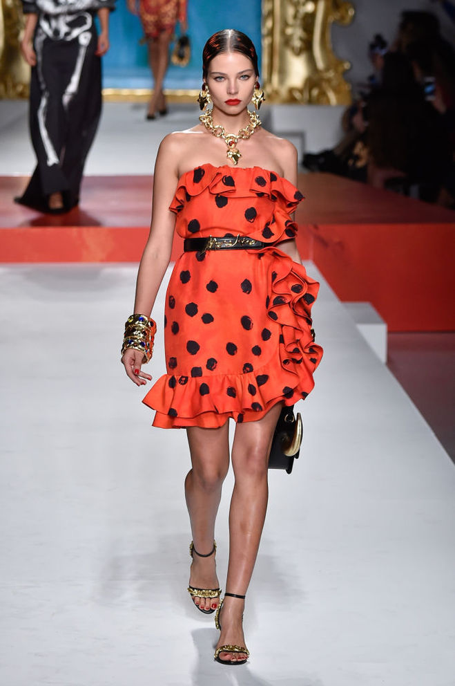 Показ Moschino SS20: Джиджи Хадид в свадебном платье и Ирина Шейк в роли дирижера