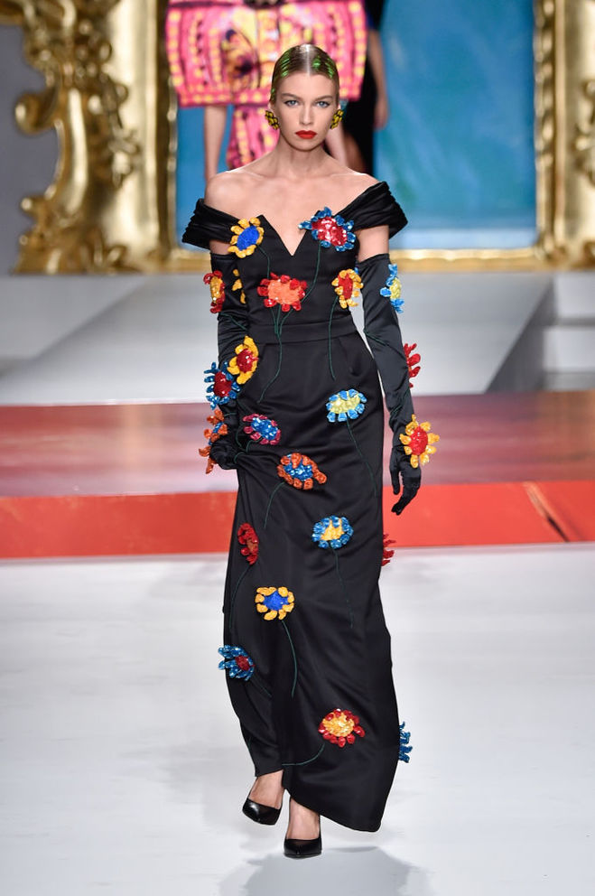 Показ Moschino SS20: Джиджи Хадид в свадебном платье и Ирина Шейк в роли дирижера