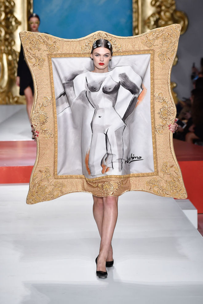 Показ Moschino SS20: Джиджи Хадид в свадебном платье и Ирина Шейк в роли дирижера