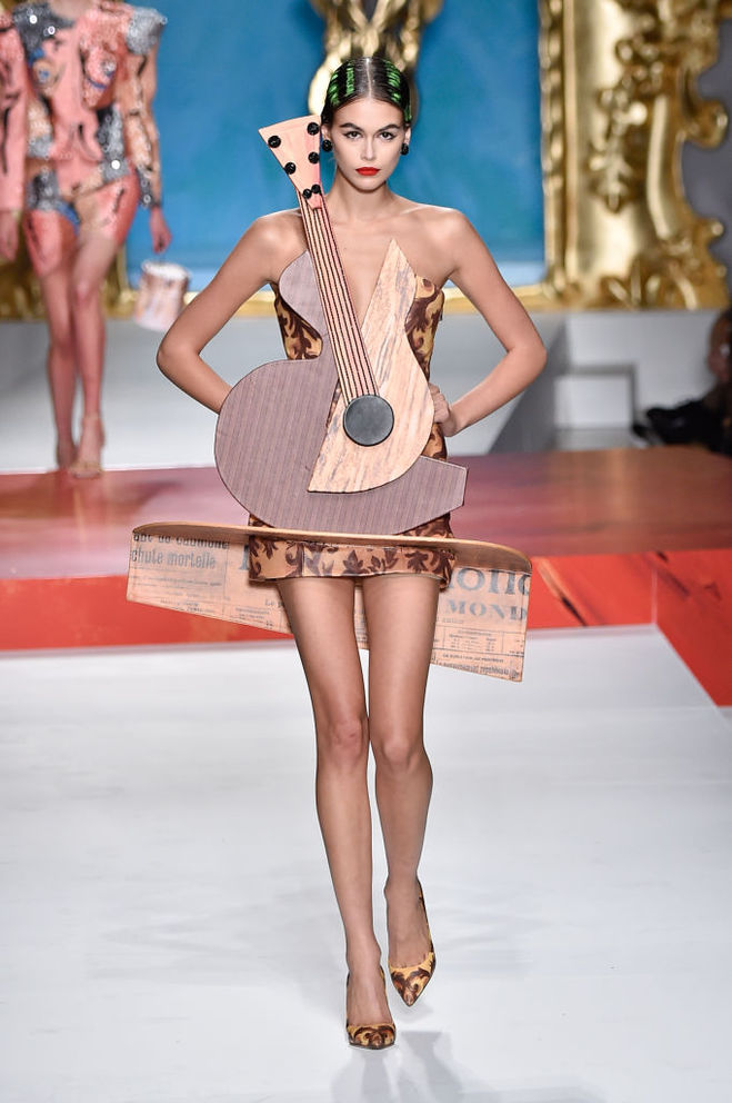 Показ Moschino SS20: Джиджи Хадид в свадебном платье и Ирина Шейк в роли дирижера