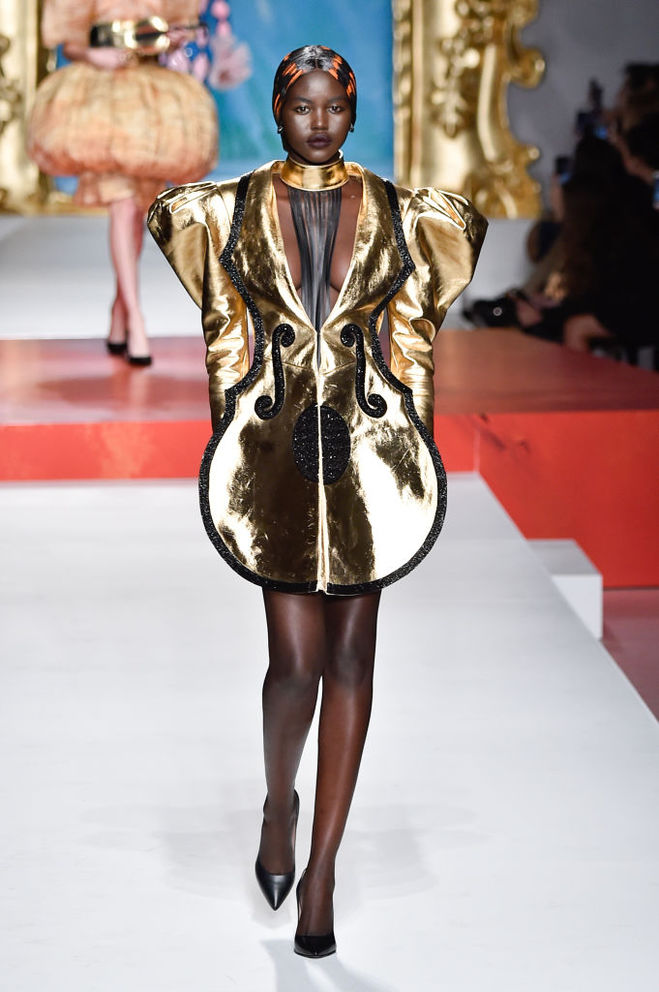 Показ Moschino SS20: Джиджи Хадид в свадебном платье и Ирина Шейк в роли дирижера
