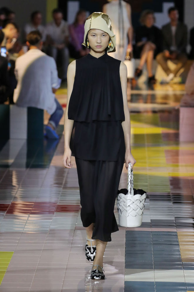 Prada SS20: ожерелья в форме ракушек, папоротник на вышивке и пальто в стиле ретро
