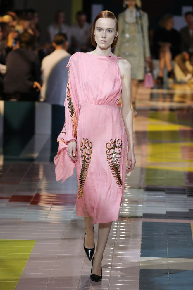 Prada SS20: ожерелья в форме ракушек, папоротник на вышивке и пальто в стиле ретро