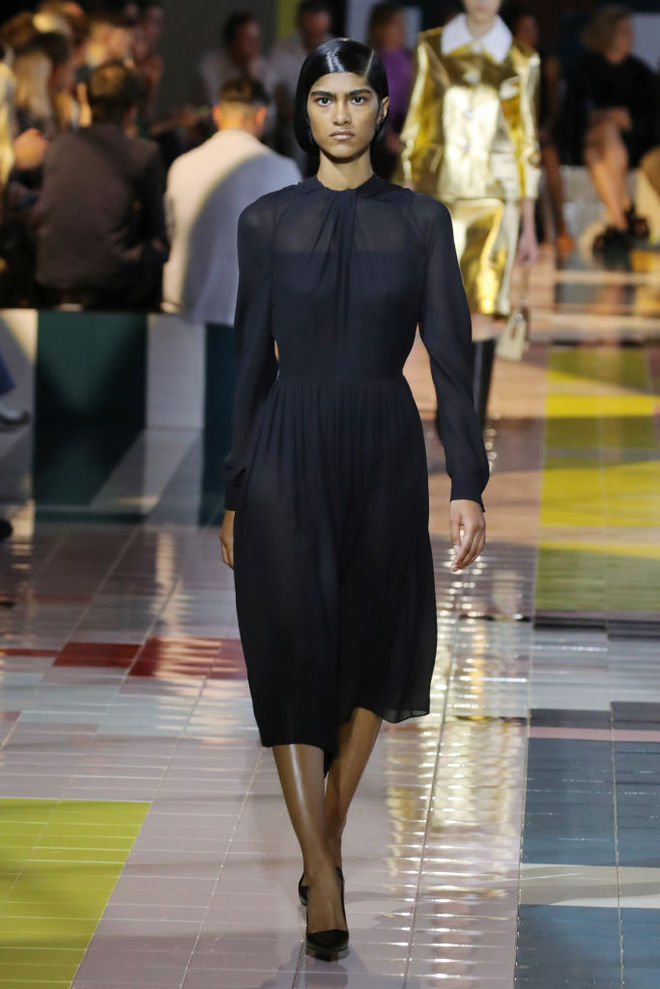 Prada SS20: ожерелья в форме ракушек, папоротник на вышивке и пальто в стиле ретро