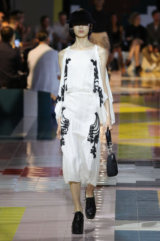 Prada SS20: ожерелья в форме ракушек, папоротник на вышивке и пальто в стиле ретро