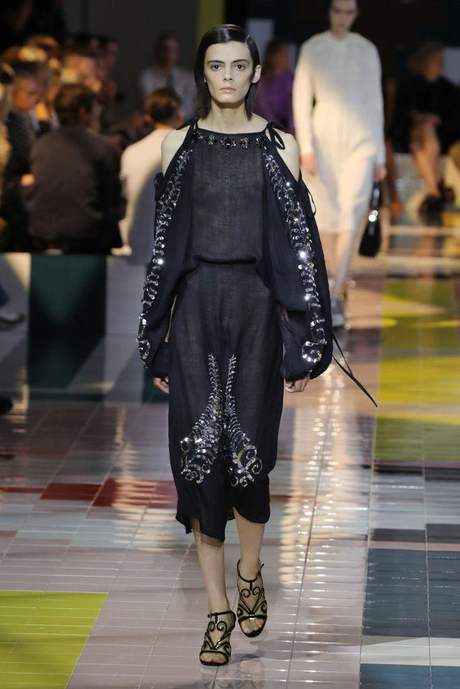 Prada SS20: ожерелья в форме ракушек, папоротник на вышивке и пальто в стиле ретро