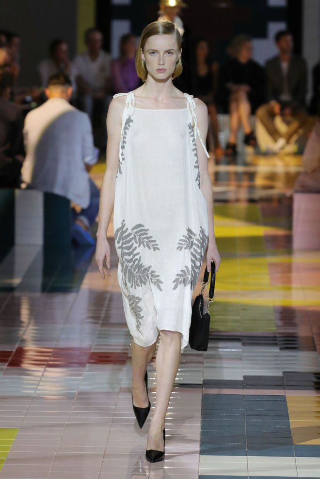 Prada SS20: ожерелья в форме ракушек, папоротник на вышивке и пальто в стиле ретро