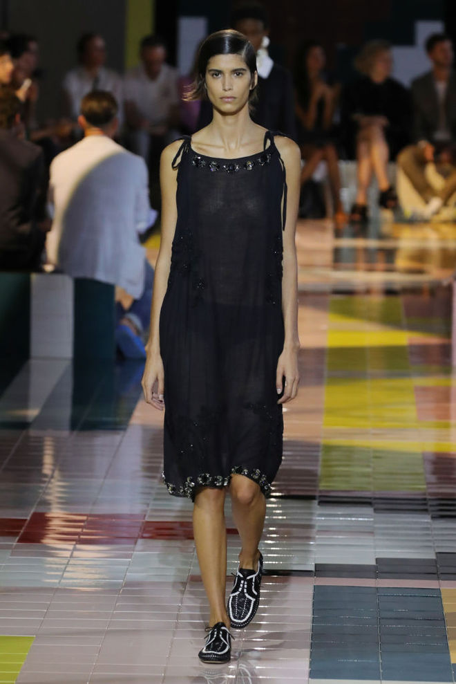 Prada SS20: ожерелья в форме ракушек, папоротник на вышивке и пальто в стиле ретро
