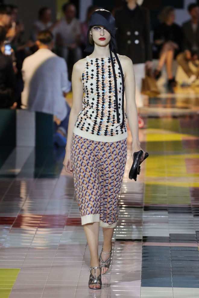 Prada SS20: ожерелья в форме ракушек, папоротник на вышивке и пальто в стиле ретро