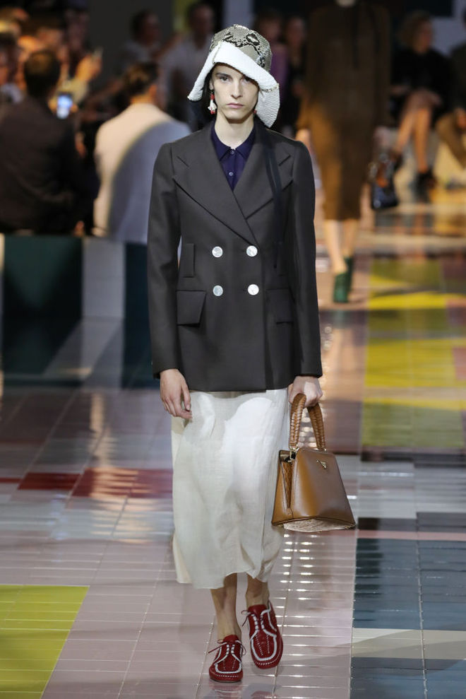 Prada SS20: ожерелья в форме ракушек, папоротник на вышивке и пальто в стиле ретро