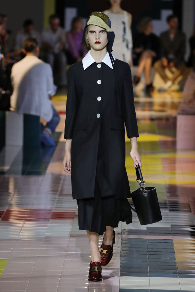 Prada SS20: ожерелья в форме ракушек, папоротник на вышивке и пальто в стиле ретро