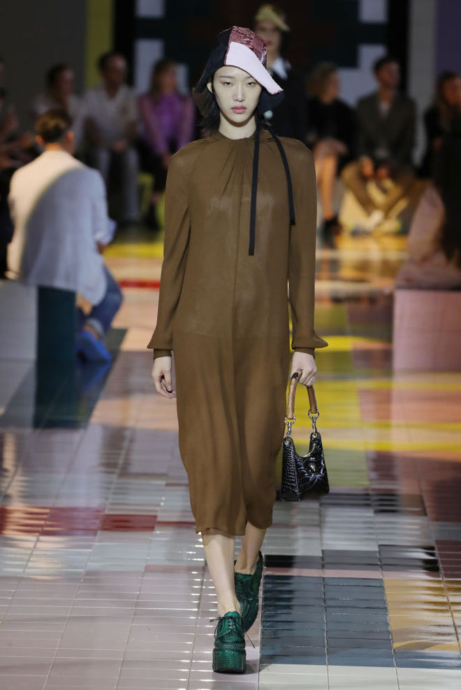 Prada SS20: ожерелья в форме ракушек, папоротник на вышивке и пальто в стиле ретро