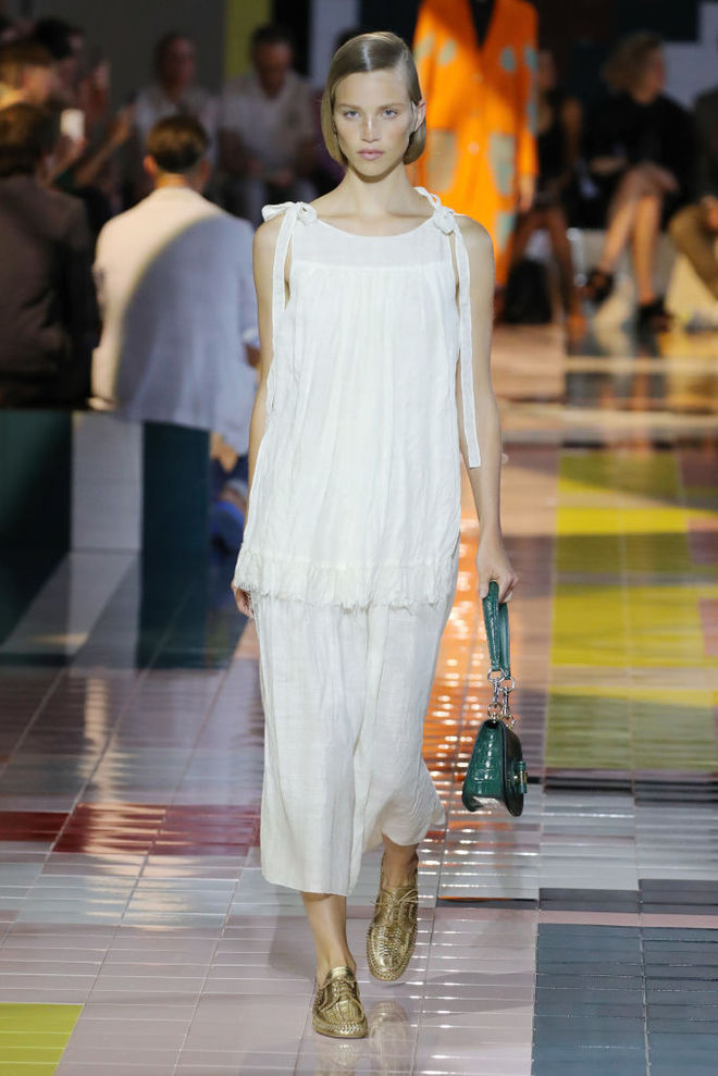 Prada SS20: ожерелья в форме ракушек, папоротник на вышивке и пальто в стиле ретро