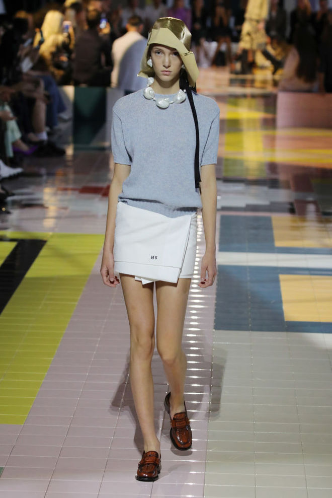 Prada SS20: ожерелья в форме ракушек, папоротник на вышивке и пальто в стиле ретро