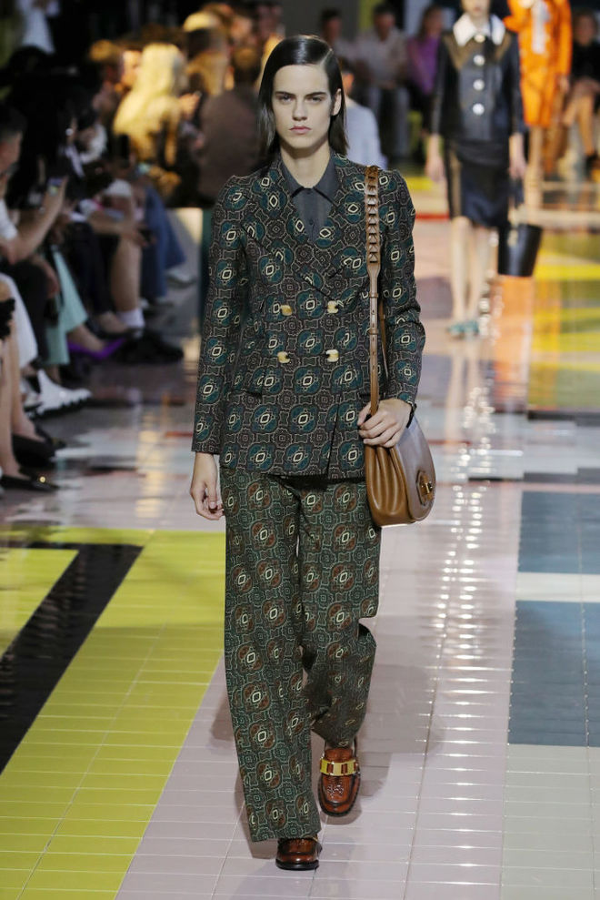 Prada SS20: ожерелья в форме ракушек, папоротник на вышивке и пальто в стиле ретро