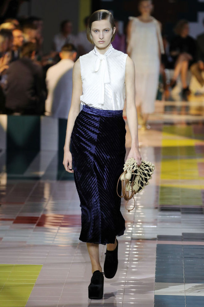 Prada SS20: ожерелья в форме ракушек, папоротник на вышивке и пальто в стиле ретро