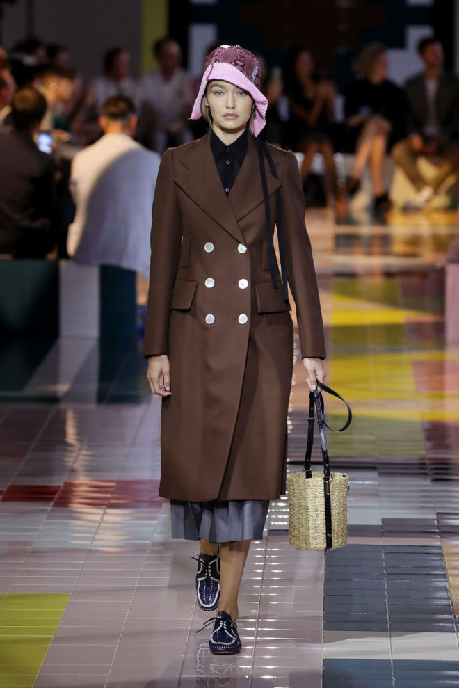 Prada SS20: ожерелья в форме ракушек, папоротник на вышивке и пальто в стиле ретро