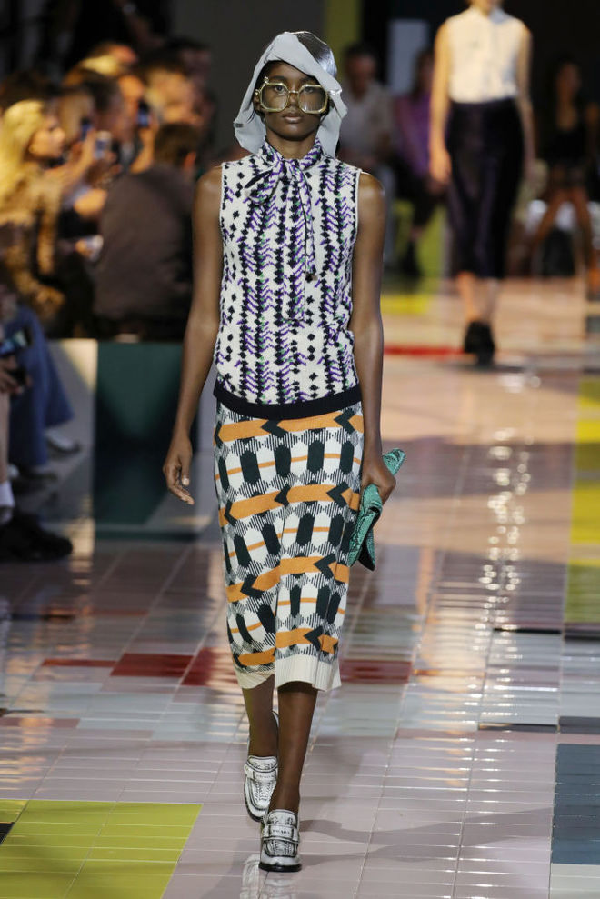 Prada SS20: ожерелья в форме ракушек, папоротник на вышивке и пальто в стиле ретро