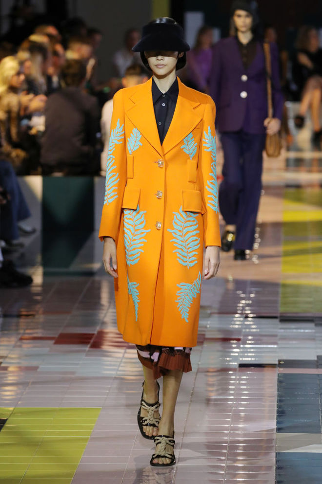 Prada SS20: ожерелья в форме ракушек, папоротник на вышивке и пальто в стиле ретро