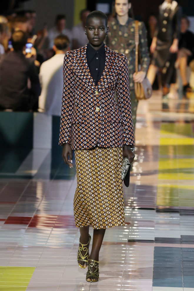 Prada SS20: ожерелья в форме ракушек, папоротник на вышивке и пальто в стиле ретро