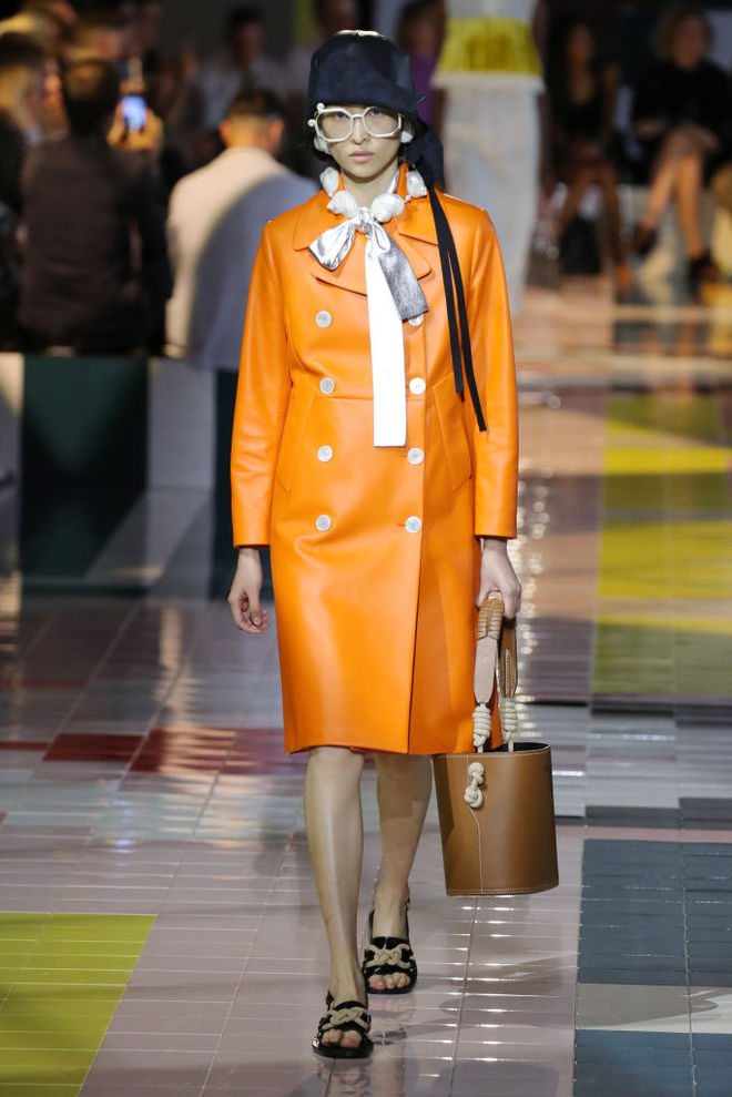 Prada SS20: ожерелья в форме ракушек, папоротник на вышивке и пальто в стиле ретро
