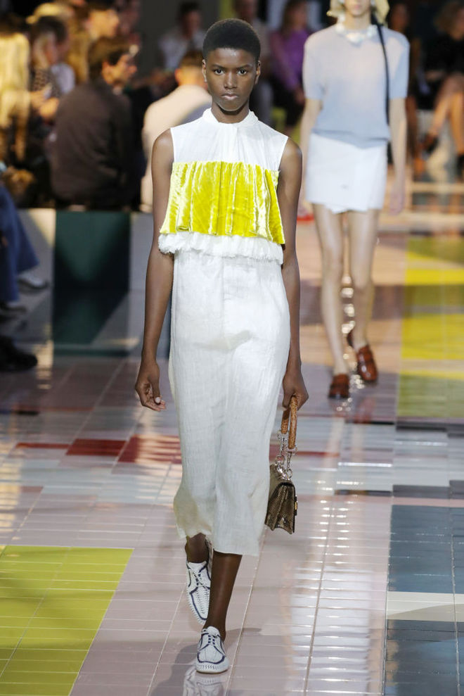 Prada SS20: ожерелья в форме ракушек, папоротник на вышивке и пальто в стиле ретро