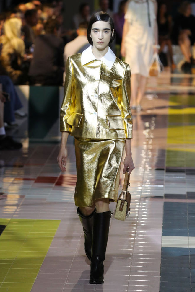 Prada SS20: ожерелья в форме ракушек, папоротник на вышивке и пальто в стиле ретро