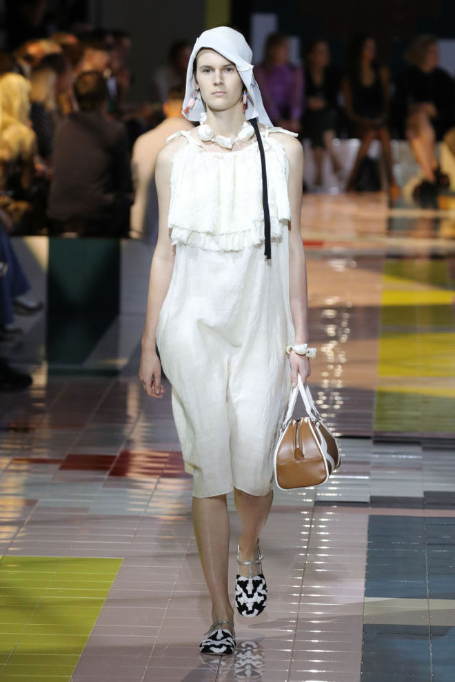 Prada SS20: ожерелья в форме ракушек, папоротник на вышивке и пальто в стиле ретро