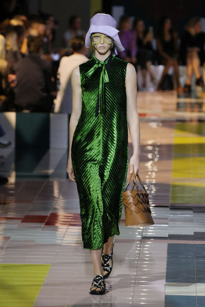 Prada SS20: ожерелья в форме ракушек, папоротник на вышивке и пальто в стиле ретро