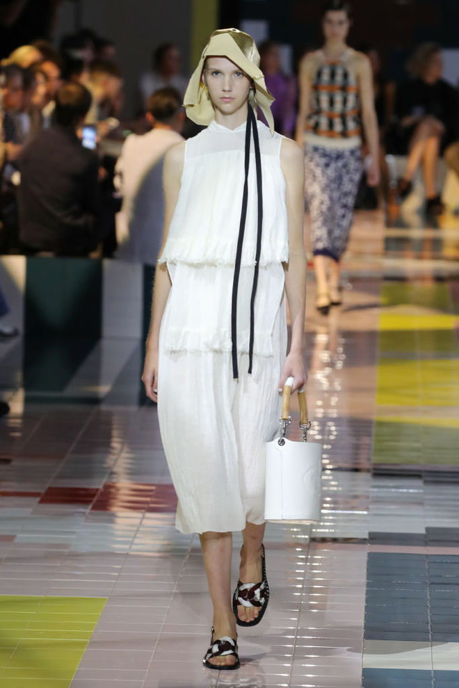 Prada SS20: ожерелья в форме ракушек, папоротник на вышивке и пальто в стиле ретро