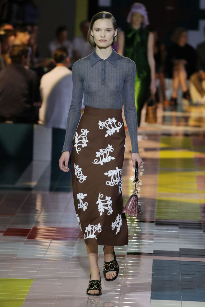 Prada SS20: ожерелья в форме ракушек, папоротник на вышивке и пальто в стиле ретро