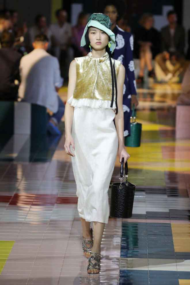 Prada SS20: ожерелья в форме ракушек, папоротник на вышивке и пальто в стиле ретро
