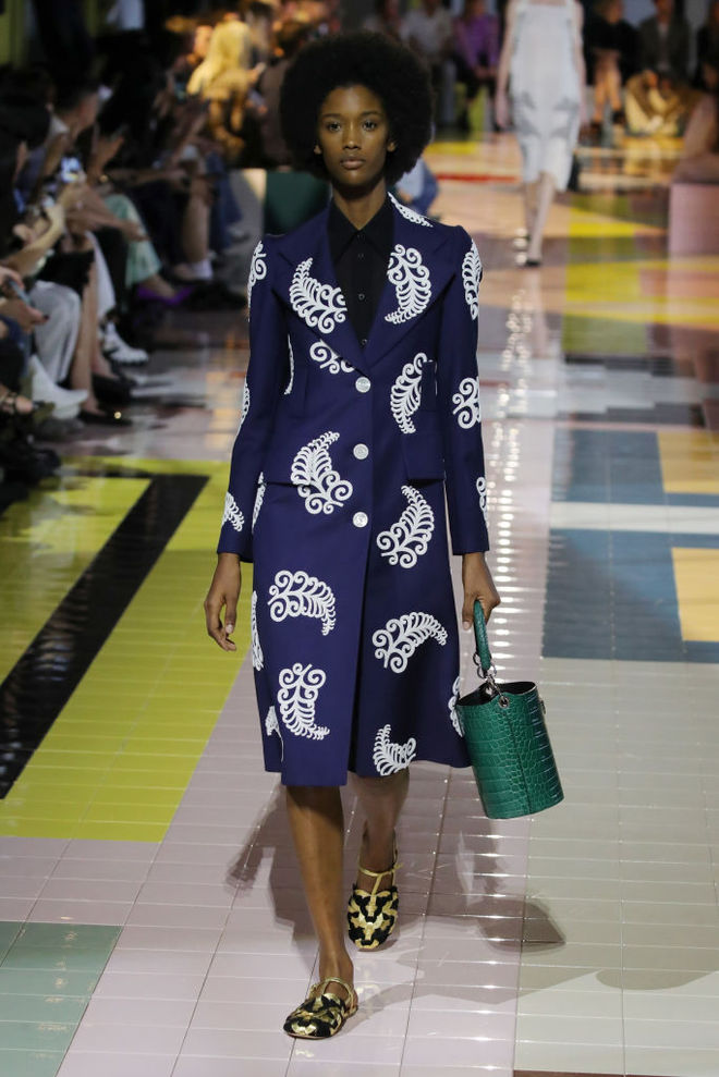Prada SS20: ожерелья в форме ракушек, папоротник на вышивке и пальто в стиле ретро