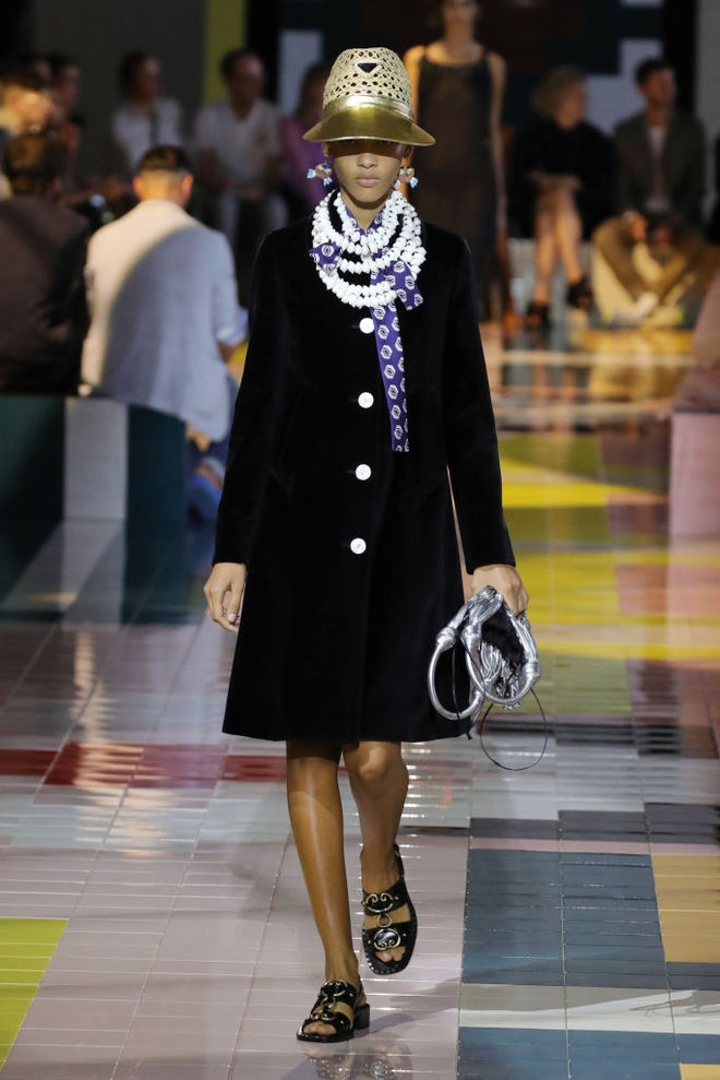 Prada SS20: ожерелья в форме ракушек, папоротник на вышивке и пальто в стиле ретро