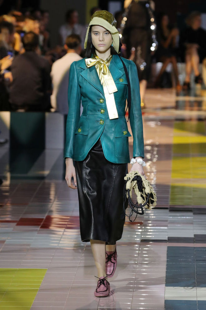 Prada SS20: ожерелья в форме ракушек, папоротник на вышивке и пальто в стиле ретро